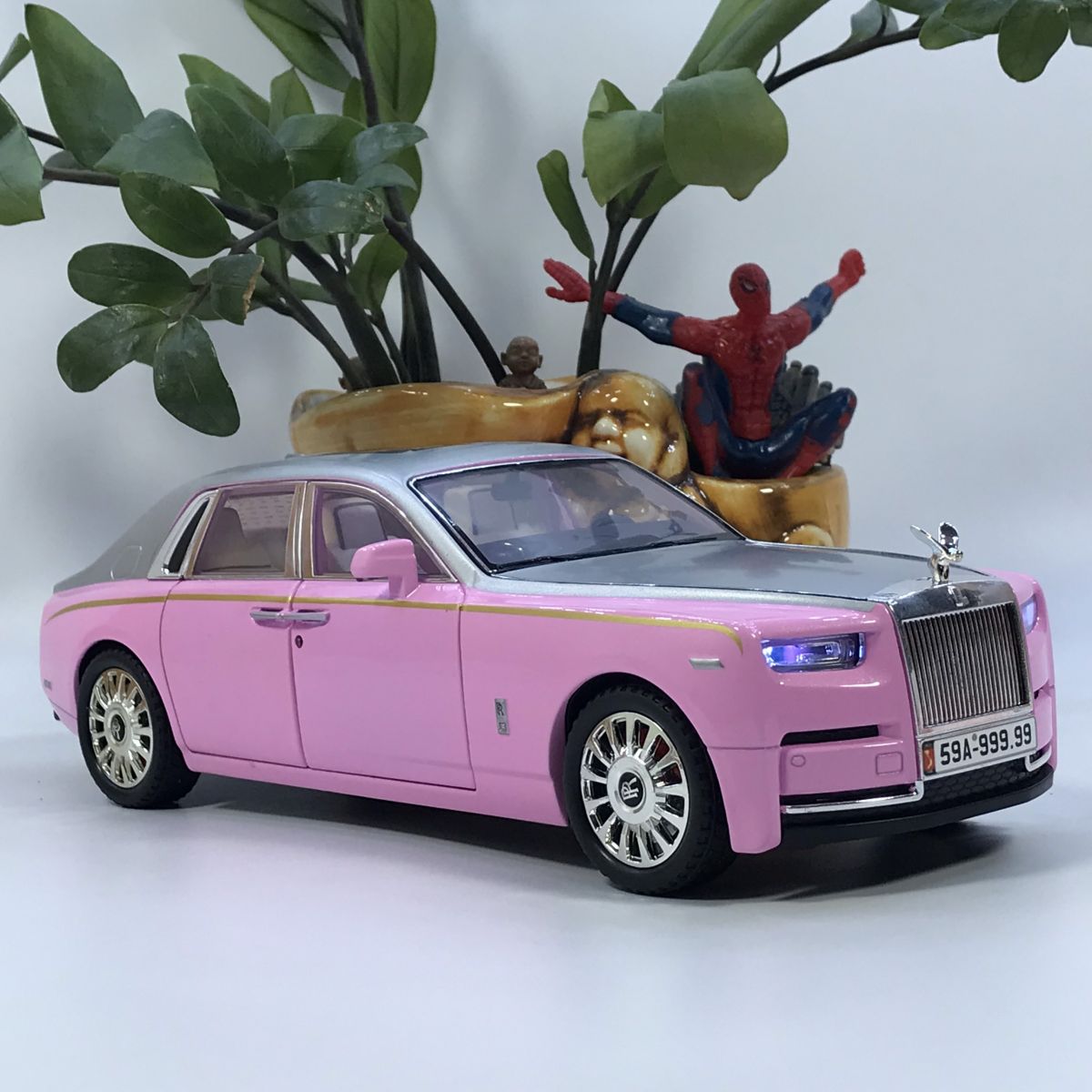 π Introducing the Exquisite 1:18 Rolls-Royce Phantom Model! π